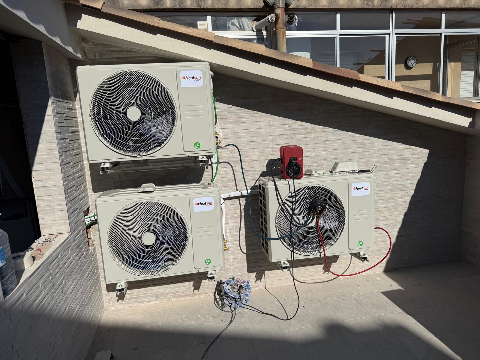 Tres unidades exteriores en terraza